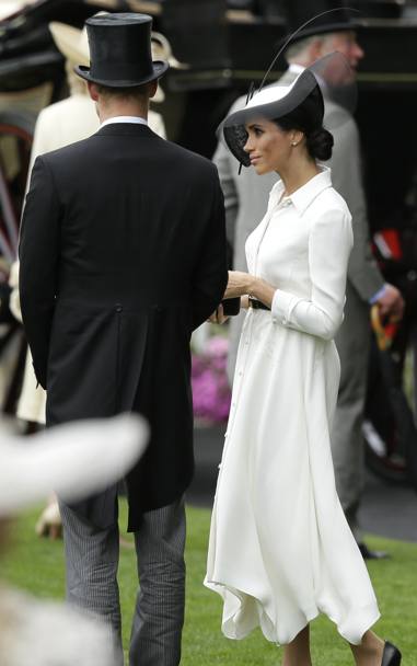 Il men del Royal Ascot  fisso, ma a 5 stelle da oltre tre secoli nel segno di una tradizione senza paragoni che tiene botta dal 1711 col solito grande men fisso. A cui oggi si  aggiunto un ingrediente di novit: la principessa Meghan, fresca moglie del principe Harry. 